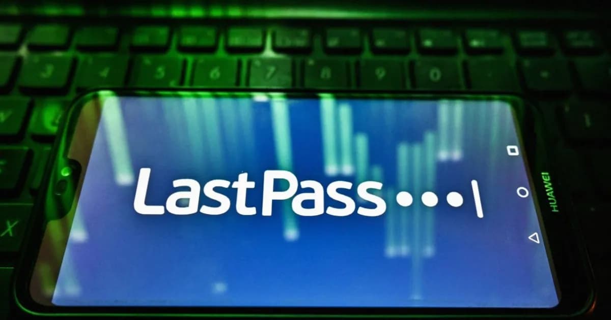 Ilustrasi logo LastPass dengan latar belakang kode biner dan peringatan keamanan siber