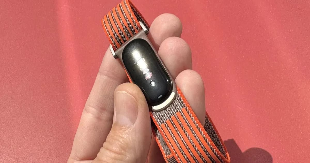 Tampilan hands-on Fitbit Air dengan tali Stephen Curry oranye dan coklat