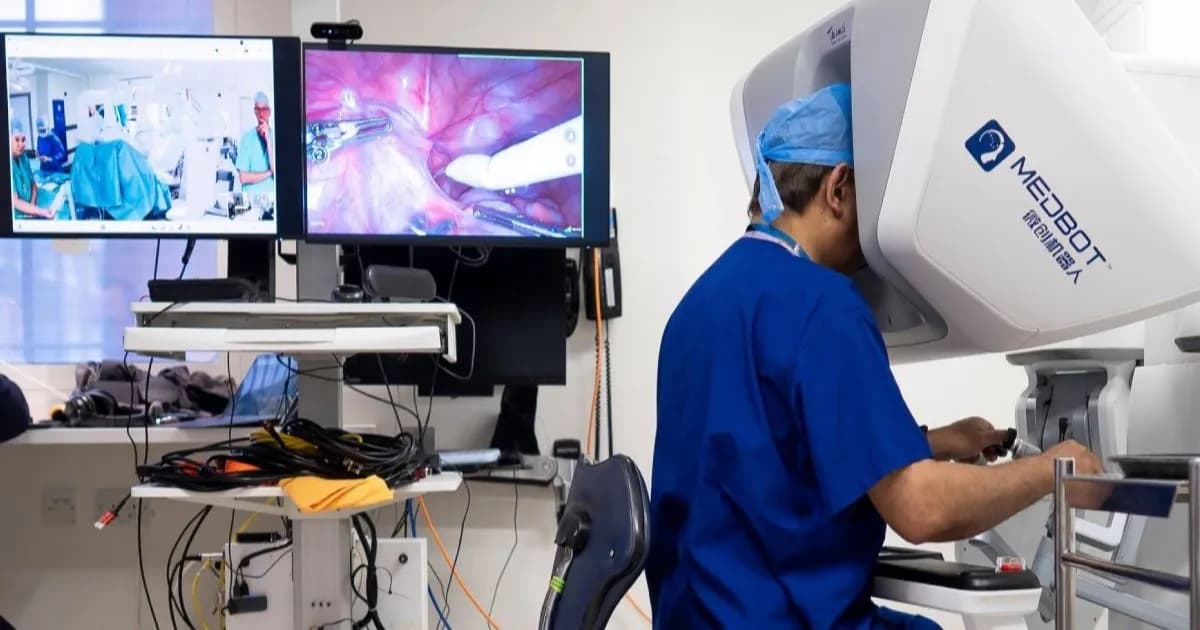 Seorang ahli bedah melihat melalui unit teleoperasi MedBot Toumai untuk operasi jarak jauh