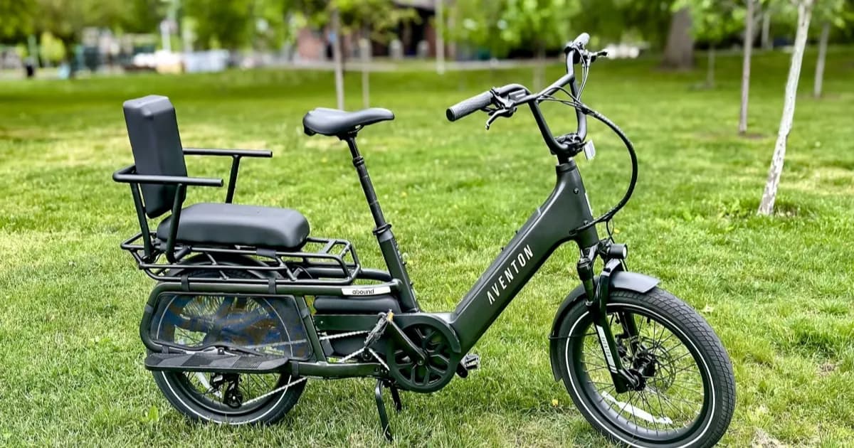 Ilustrasi sepeda listrik atau e-bike yang terparkir di trotoar kota dengan latar gedung perkantoran