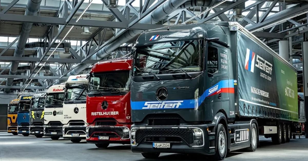 Truk listrik Mercedes-Benz eActros 600 beroperasi di jalan raya untuk demonstrasi data operasional