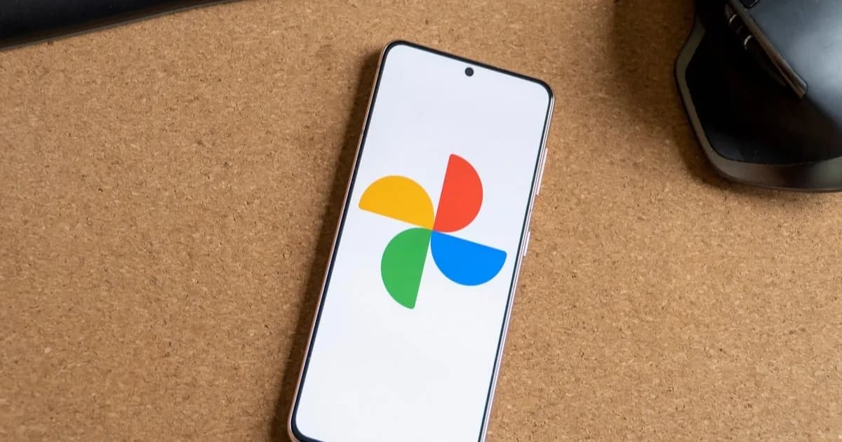 Tampilan antarmuka Google Photos dengan efek shimmer yang menyorot objek di foto