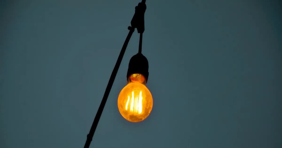 Ilustrasi perbandingan smart bulb dan bohlam LED standar untuk efisiensi energi