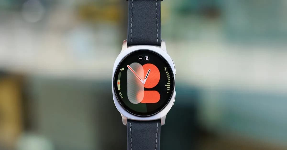 Samsung Galaxy Watch 8 menampilkan watch face berwarna-warni yang menjadi pusat sengketa dengan Swatch