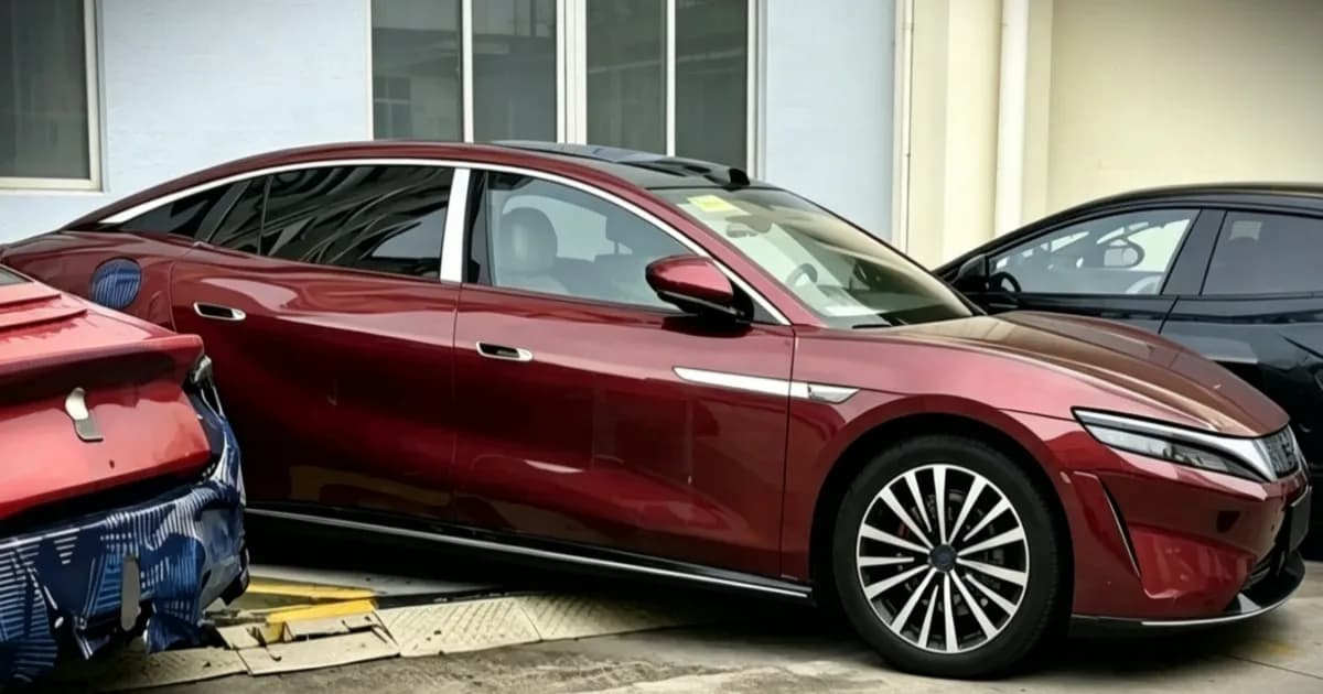 BYD Great Han tampak samping dengan desain bodi panjang dan lampu full-width