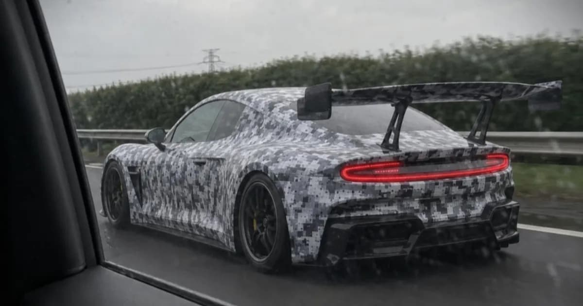 Mobil sport listrik Xiaomi dua pintu dengan kamuflase tebal saat diuji di jalan tol China