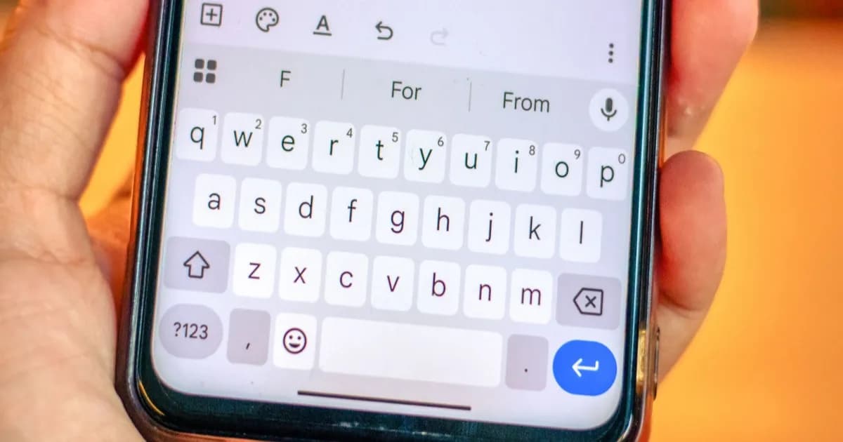 Ilustrasi fitur Personal Dictionary Gboard di ponsel Android