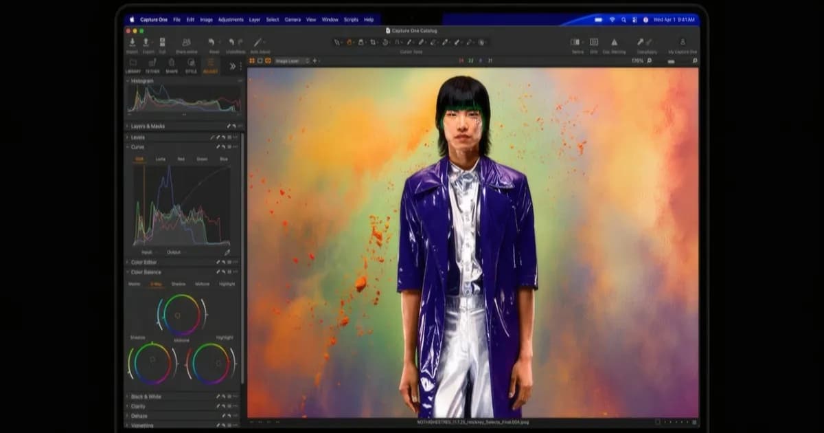Ilustrasi chip M5 Pro dan M5 Max Apple dengan latar hitam