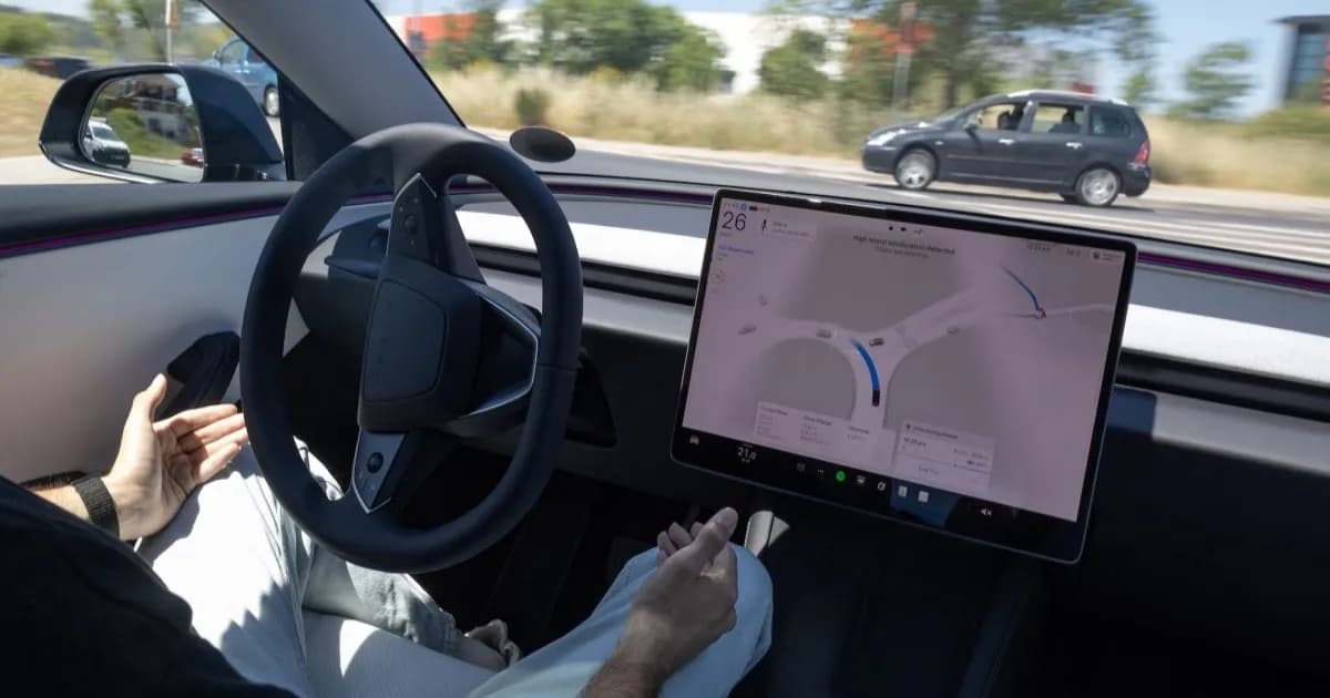 Ilustrasi logo Tesla FSD dengan latar belakang jalan raya dan mobil otonom