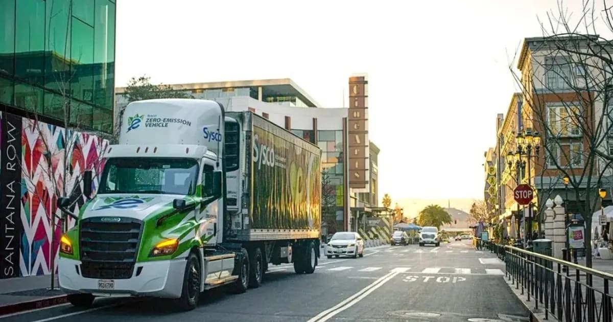 Truk listrik Freightliner eCascadia milik Sysco beroperasi di jalanan kota AS