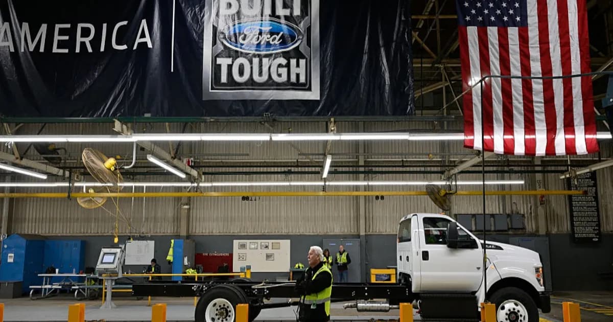 Insinyur veteran Ford atau gray beard engineer yang direkrut kembali setelah sistem AI gagal menjaga kualitas produksi