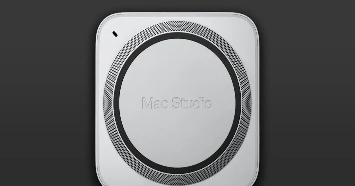 Apple Mac Studio M2 Ultra di atas meja dengan monitor Studio Display