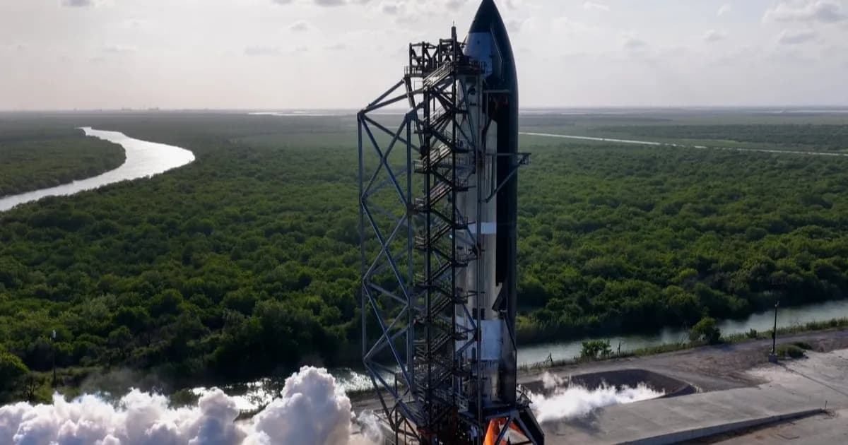 Roket Starship SpaceX meluncur ke angkasa