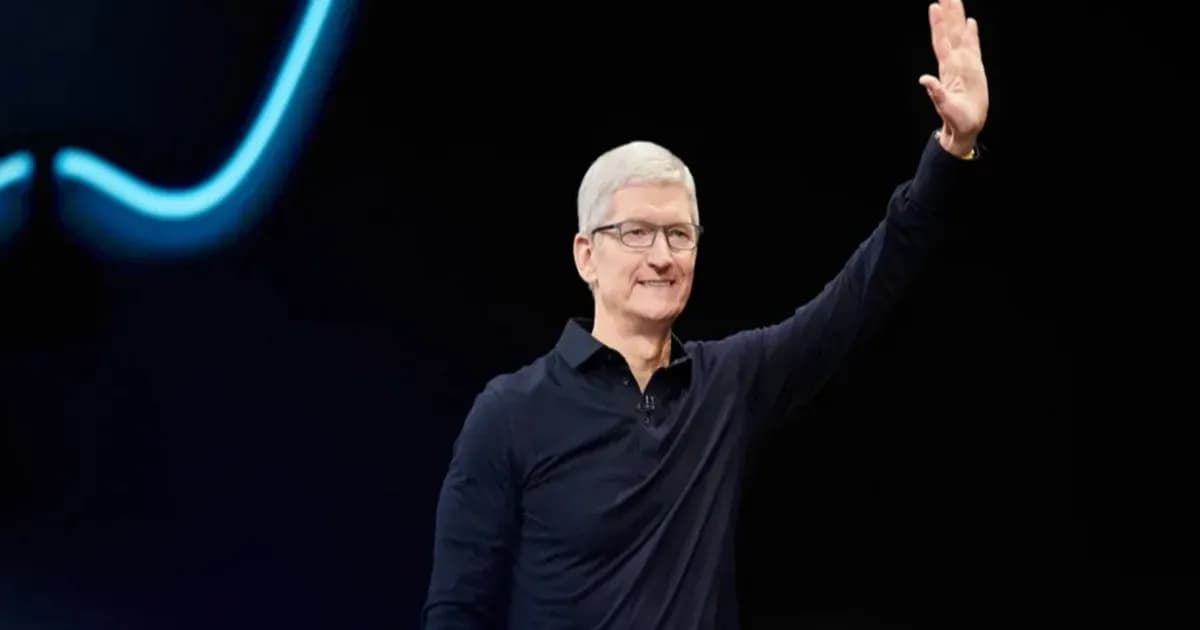 Apple CEO Tim Cook melambai ke arah kerumunan.