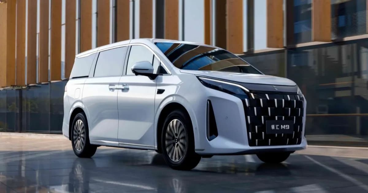 BYD Linghui M9 MPV ride-hailing hybrid dari China tampak depan dengan gril krom besar