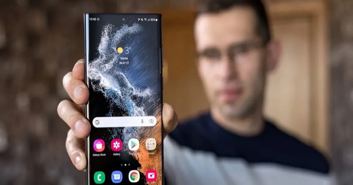 Ilustrasi ponsel Samsung Galaxy S22 Ultra yang tidak mendapatkan update One UI 9