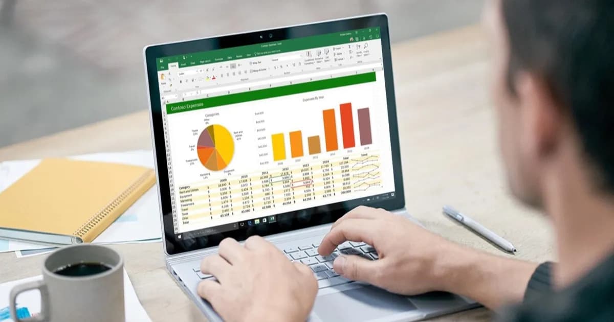 Ilustrasi antarmuka Microsoft Excel dengan fitur Copilot AI terbaru untuk pekerja keuangan