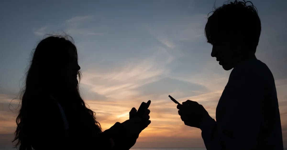 Anak-anak menggunakan smartphone mereka di depan layar