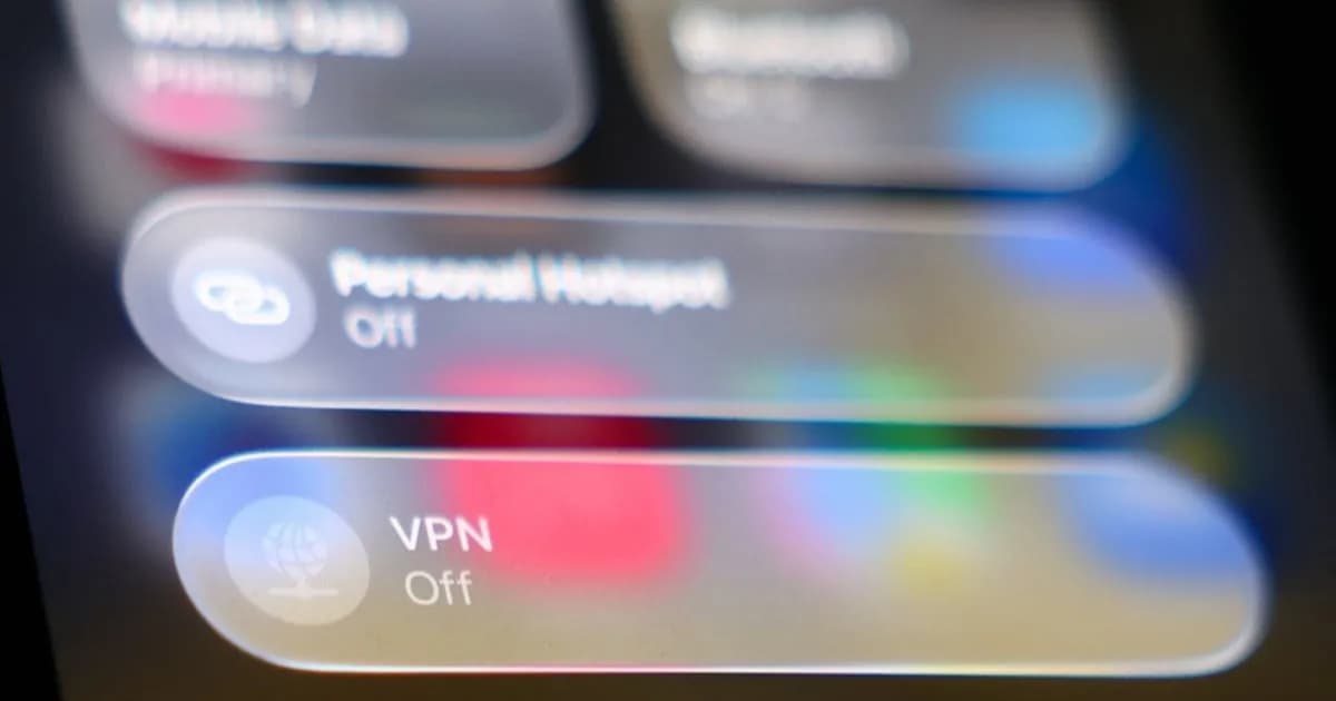 Ilustrasi fitur split tunneling pada aplikasi VPN di smartphone