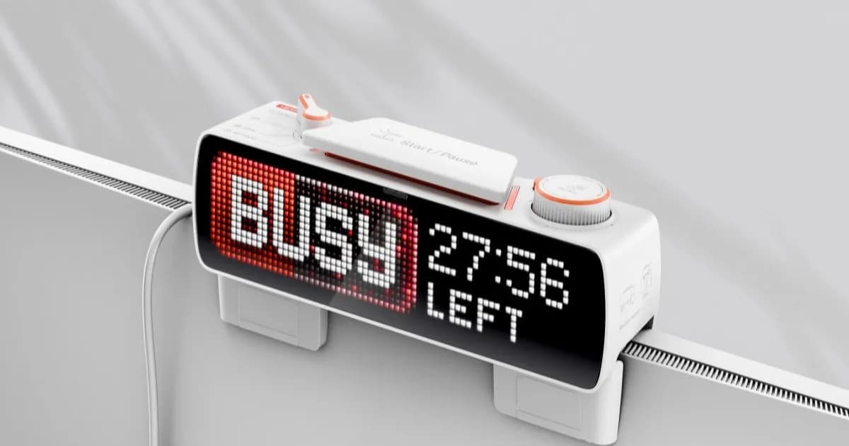 Flipper Devices Busy Bar tampak depan dengan layar LED matriks