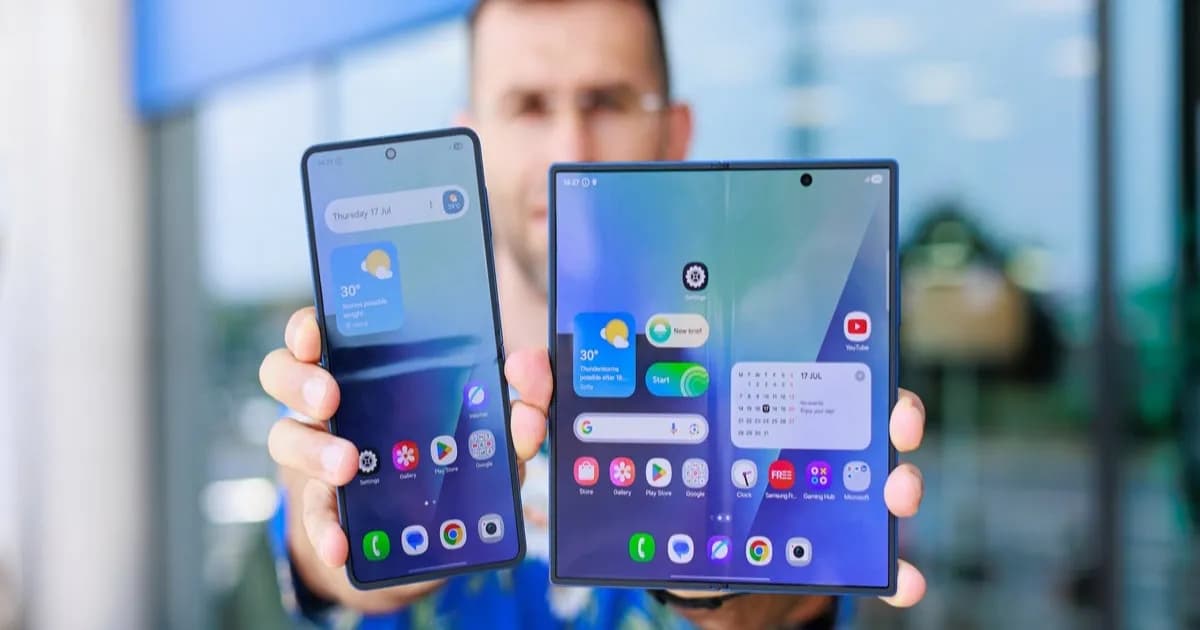 Ilustrasi ponsel rollable Samsung dengan layar yang bisa digulung keluar dari bodi perangkat