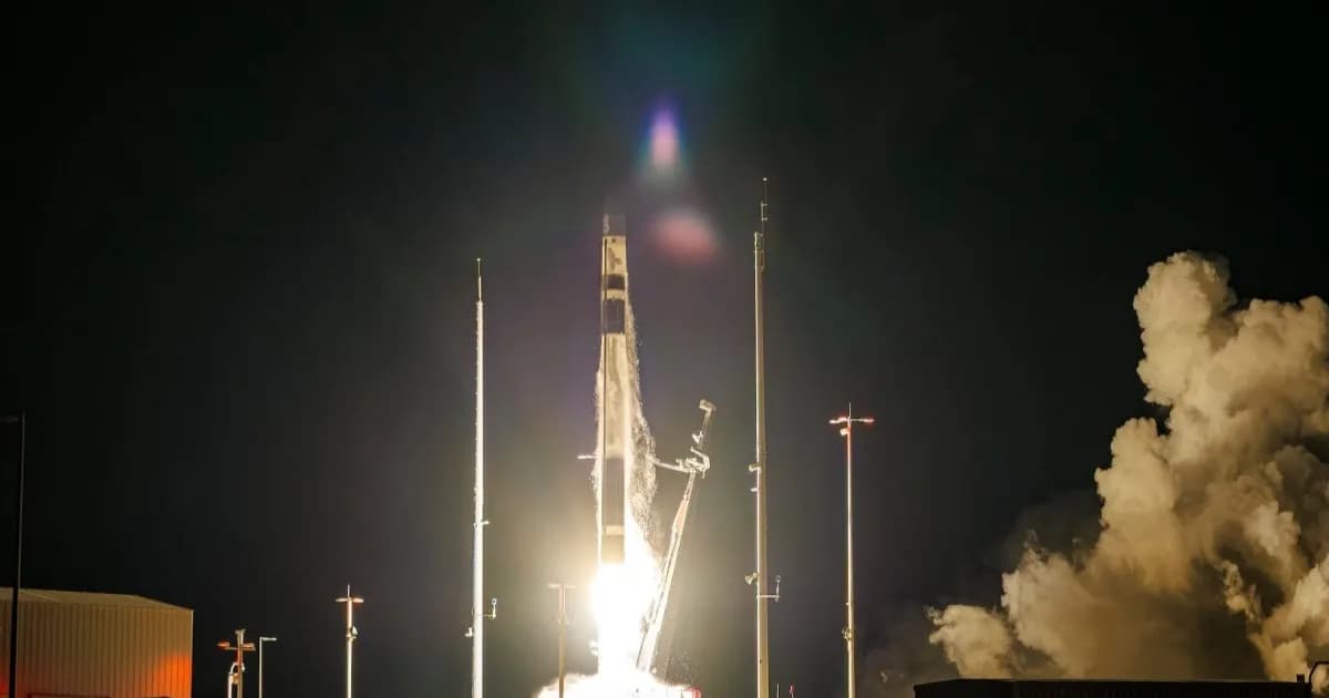 Ilustrasi roket Rocket Lab dan satelit Iridium di orbit Bumi