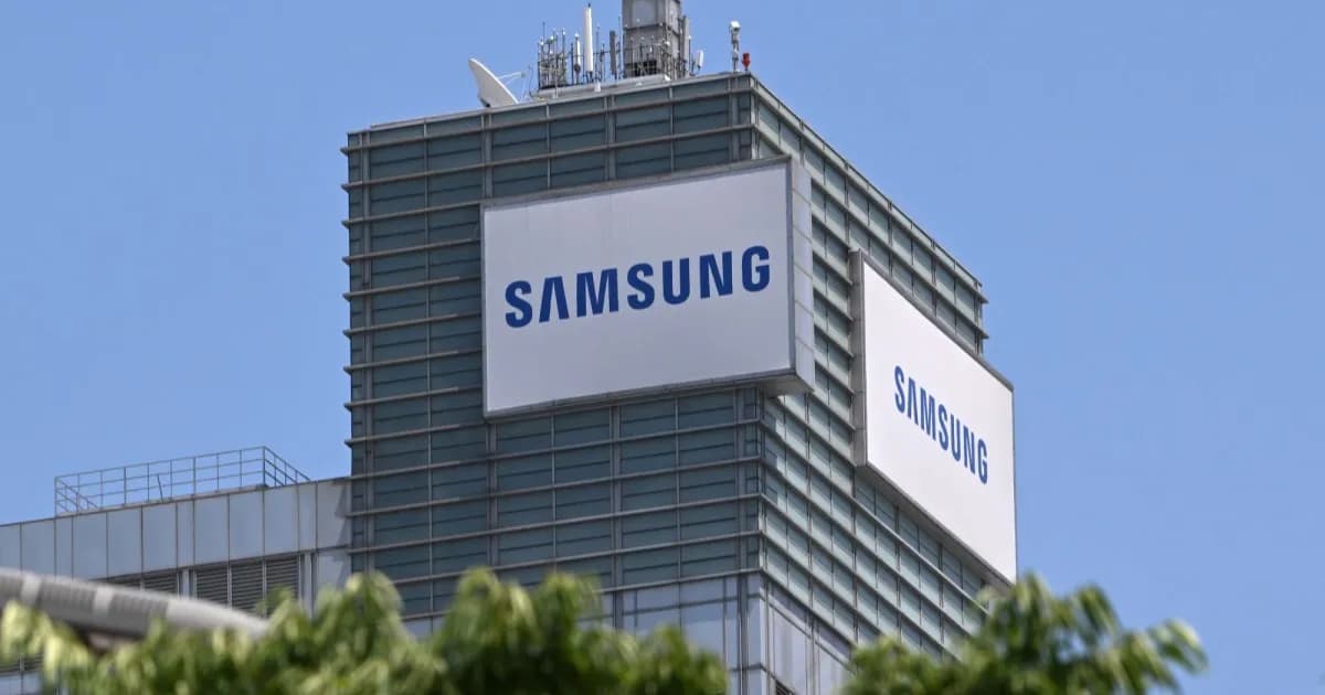 Presiden Korea Selatan Lee Jae Myung bersama Chairman Samsung dan SK Group mengumumkan investasi chip