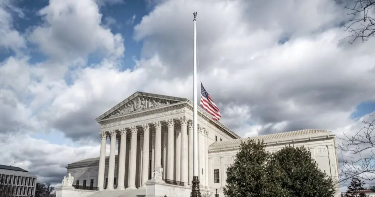 Gedung Mahkamah Agung Amerika Serikat dengan latar langit biru