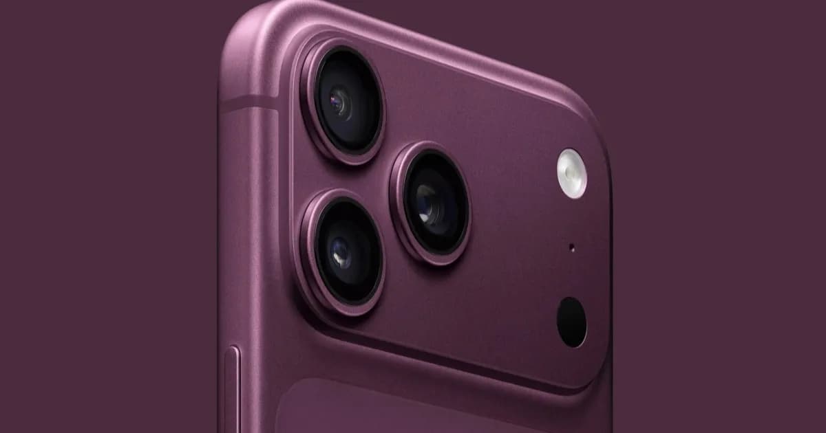 Tim Cook memegang iPhone 17 Pro Max dengan latar belakang modern