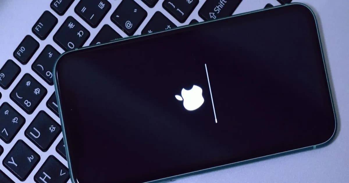 Tampilan pembaruan perangkat lunak iOS 26.5.2 di iPhone dengan menu pengaturan