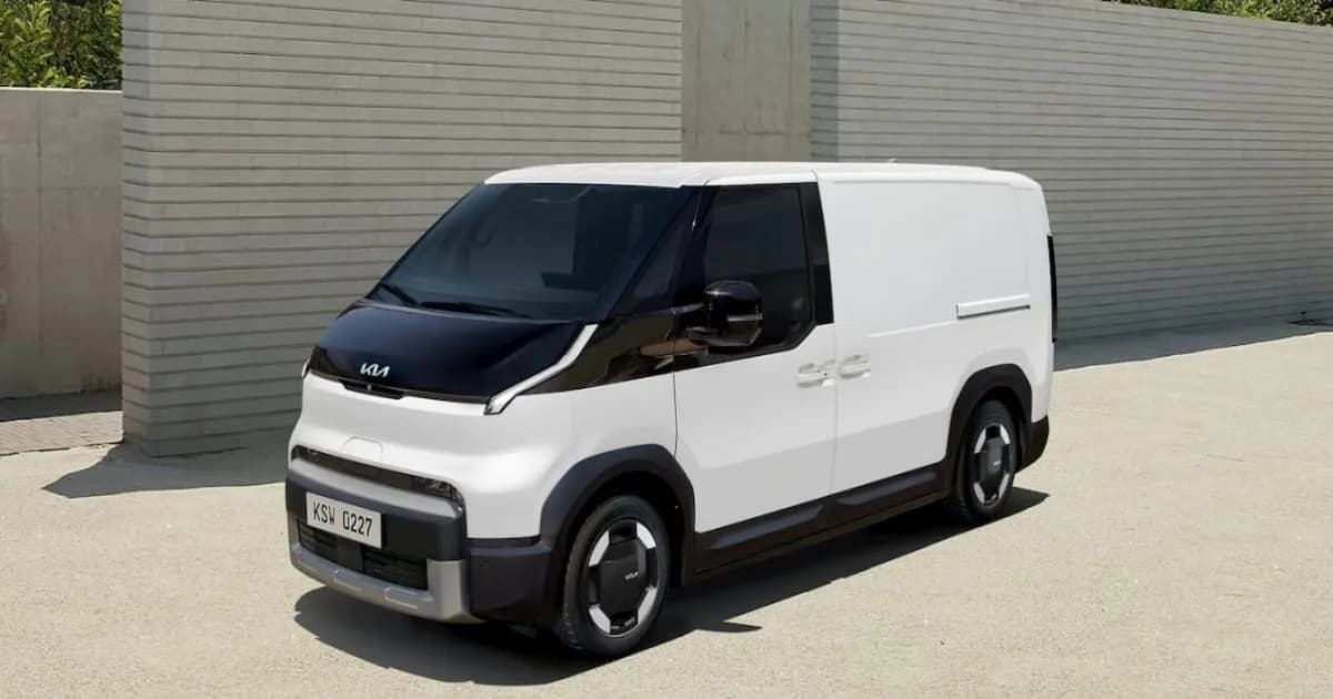 Kia PV5 van listrik tampak depan di jalan raya