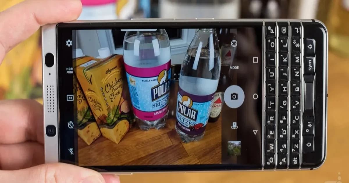 Render HMD hybrid phone dengan keyboard T9 dan layar flip yang memberikan nuansa BlackBerry