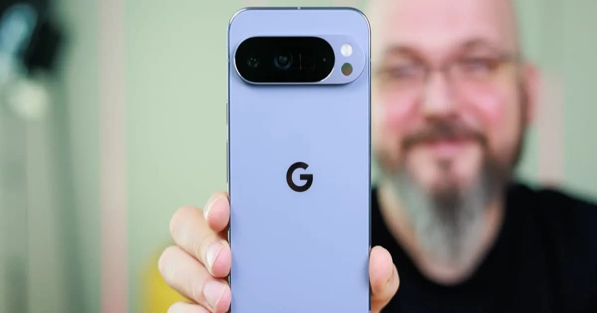 Google Pixel 10 Pro XL dipegang memperlihatkan modul kamera belakang