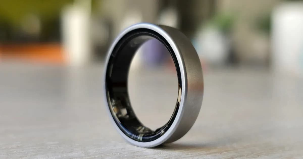 Samsung Galaxy Ring berwarna Titanium Silver dengan latar belakang gelap