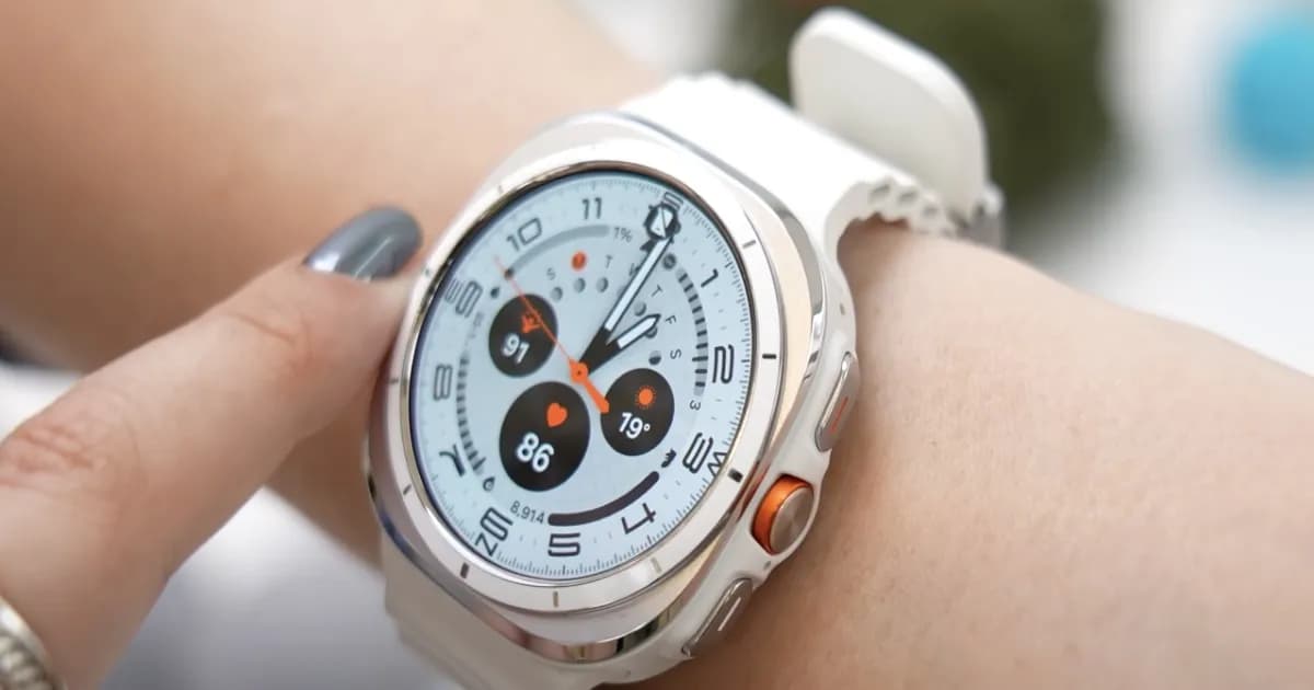 Render Samsung Galaxy Watch Ultra 2 dengan desain minimalis dan warna biru baru