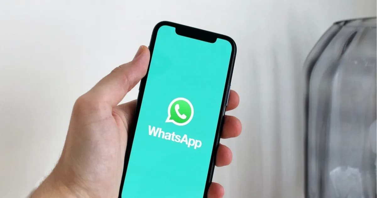 Proses reservasi username WhatsApp di smartphone dengan tampilan layar pengaturan