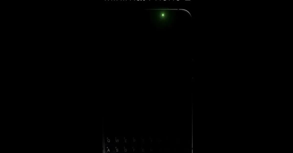 Tampilan samping Minimal Phone warna hitam dengan keyboard QWERTY fisik