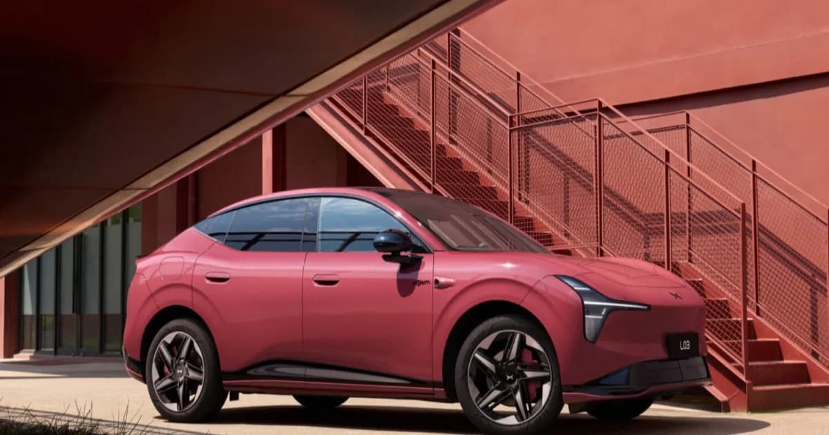 Xpeng Mona L03 SUV fastback crossover diparkir dengan latar belakang perkotaan China