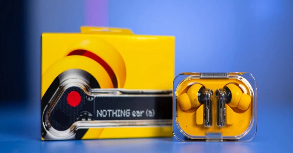 Nothing Ear (a) warna kuning dalam casing transparan di samping kotak ritel