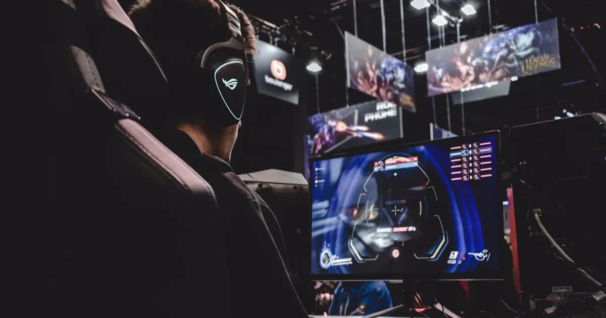 Ilustrasi pemain video game di depan PC dengan latar gelap