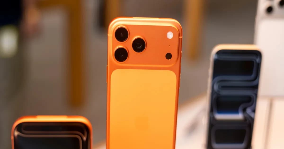 iPhone 17 Pro Max warna oranye dipajang di etalase Apple Store dengan latar belakang toko yang modern