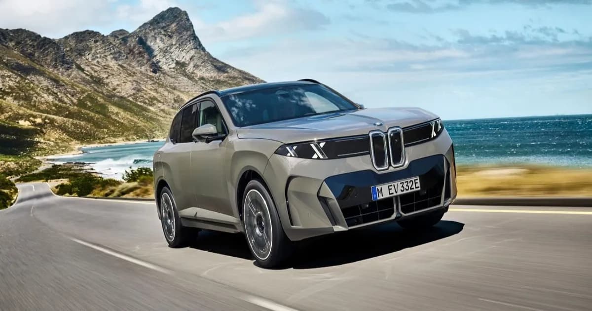 BMW X5 generasi kelima tampak depan dengan kidney grille menyala dan lampu LED double-X