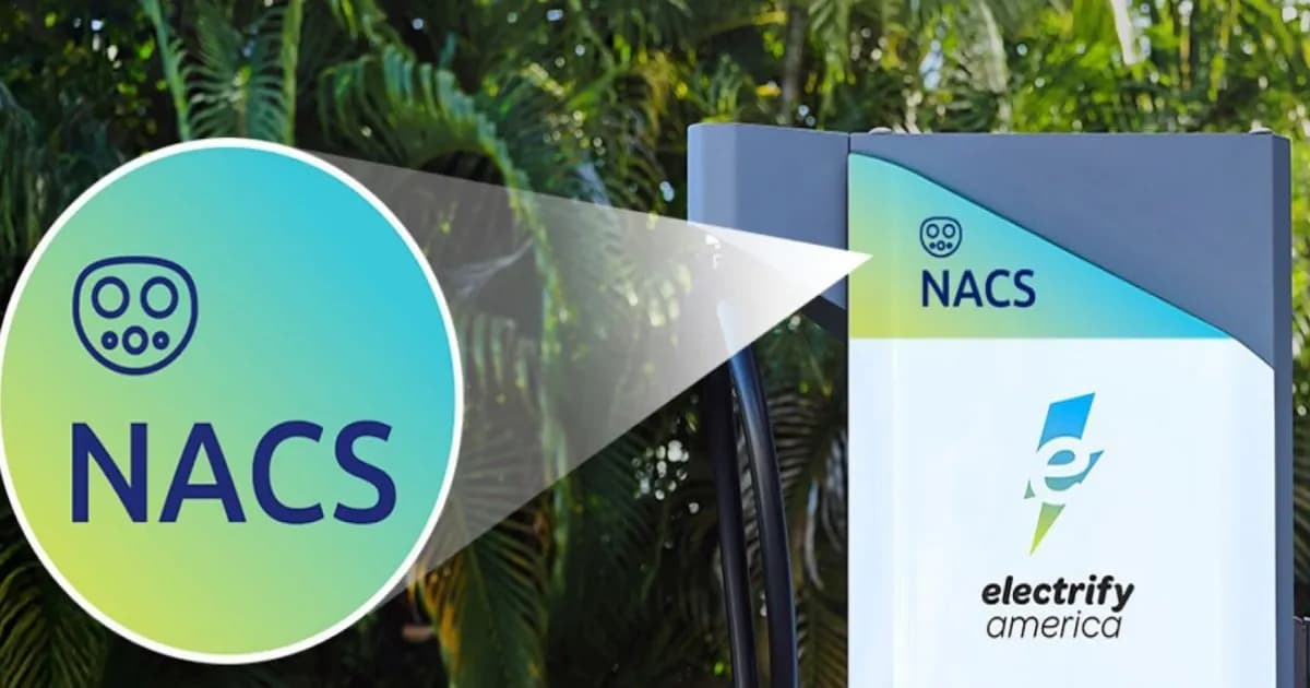 Stasiun pengisian daya Electrify America dengan konektor NACS di California