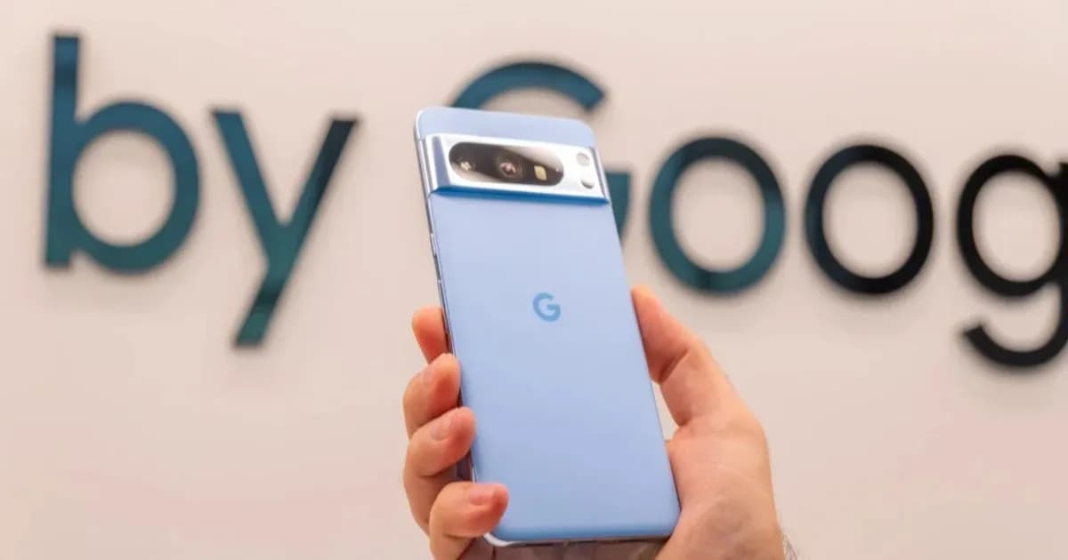 Pixel 8 Pro dengan ikon suara letupan di latar belakang