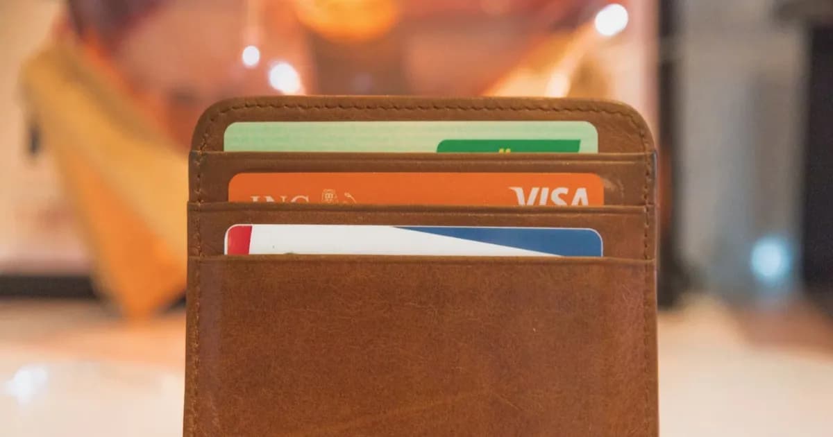 Dompet dengan kartu kredit dan uang kertas dolar