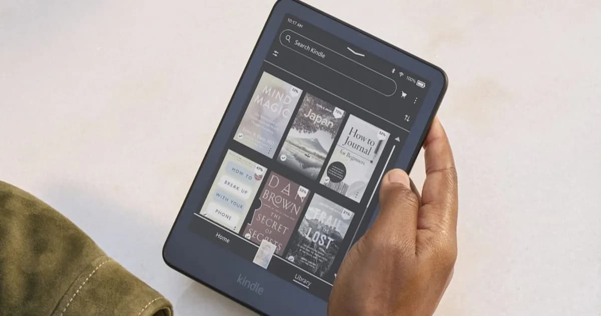 Amazon Fire TV Stick HD dengan remote control di atas meja kayu