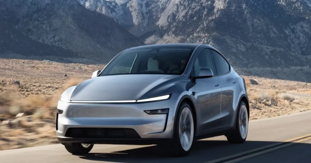 Deretan mobil Tesla Model 3 dan Model Y siap dikirim ke konsumen pada kuartal kedua 2026.