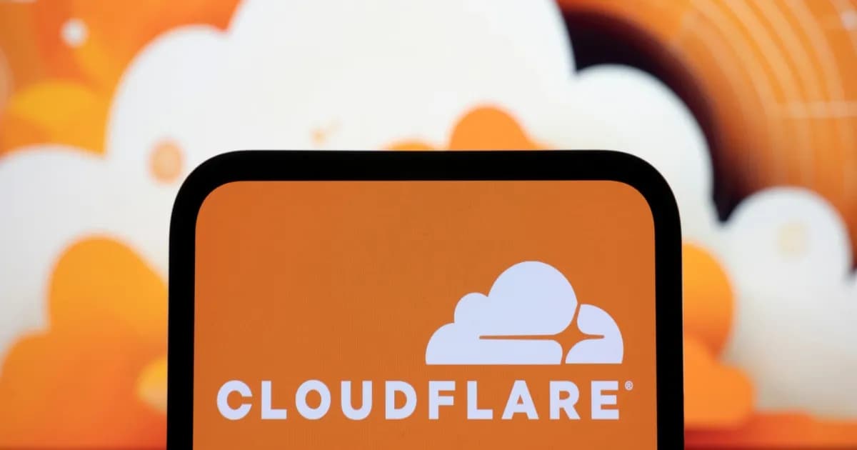 Logo Cloudflare ditampilkan di smartphone