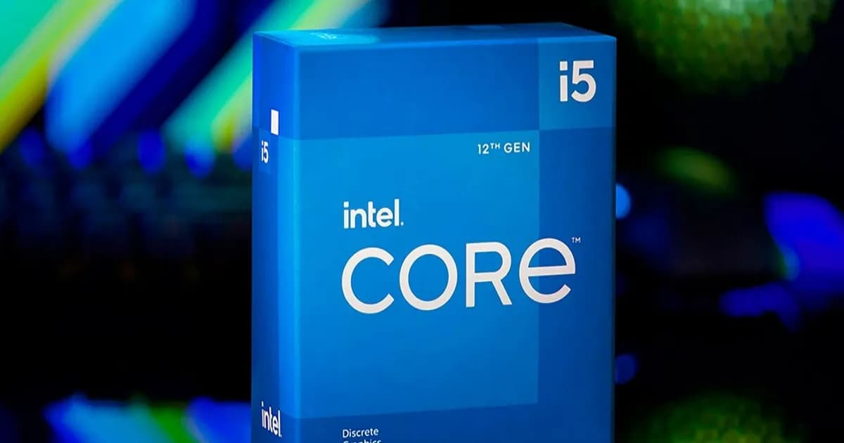 Prosesor Intel Core generasi ke-13 dipegang di ujung jari dengan latar belakang detail PCB