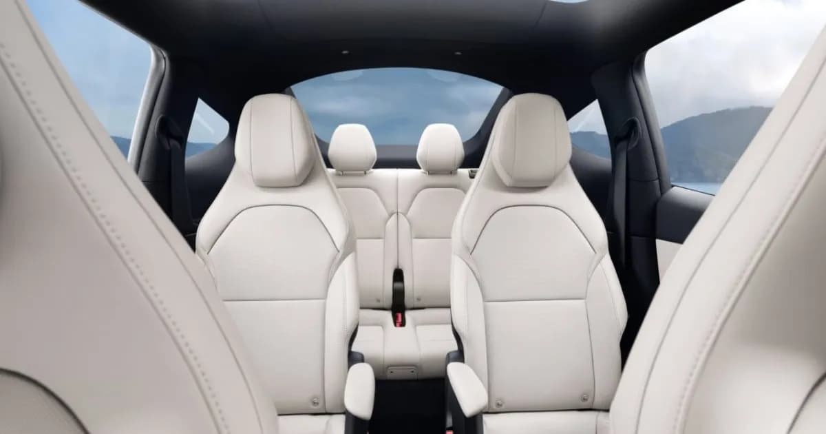 Tesla Model Y L tampak samping dengan desain eksterior futuristik